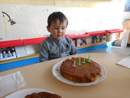 Gâteau d'anniversaire avec bougies GIF – 18 ans